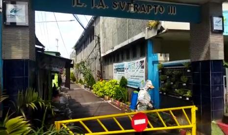 Jalan JA Suprapto III di Kecamatan Klojen, Kota Malang terpaksa harus ditutup (lockdown), Senin (21/6). Hal ini karena dilaporkan telah muncul klaster Covid-19 akibat aktivitas takziah di lokasi tersebut.