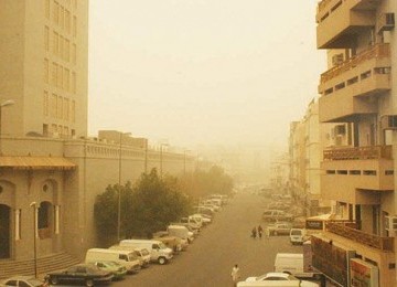 Jalan-jalan di Madinah sebagian besar sepi, Kamis (14/4), karena cuaca buruk.