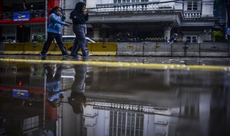 Jalan kaki jadi salah satu olah raga yang dapat meningkatkan kesehatan tubuh.