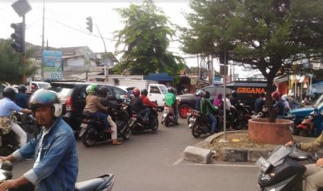 Jalan Komjen M Jasin depan Markas Korps Brimob Polri Kelapa Dua, Kecamatan Cimanggis, Kota Depok ditutup (ilustrasi).