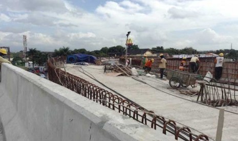 Pengerjaan proyek jalan layang Jombor arah ke Magelang di Yogyakarta.