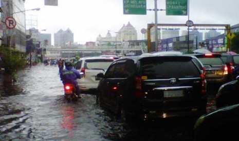 Jalan letjen Soeprapto, menuju Senen, Jakarta Pusat terendam banjir sekitar 30 sentimeter, Kamis (17/1).