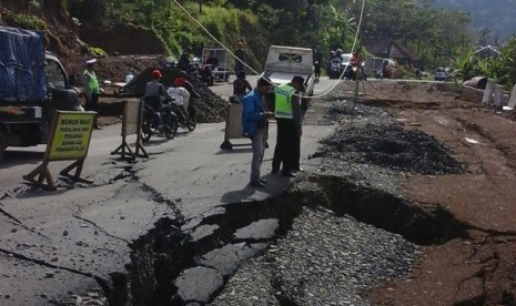 Jalan lingkar barat desa neglasari kecamatan darmaraja kabupaten sumedang amblas sepanjang 35 meter kedalam 80 sentimeter. amblasnya jalan tersebut terjadi mulai selasa 24/1 pukul 18.30 wib