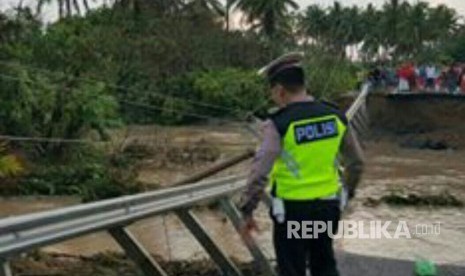 [ilustrasi] Jalan lintas barat di Desa Mandiri Sejati KM 20 Kecamatan Krui Selatan, Kabupaten Pesisir Barat, Lampung putus diterjang banjir Kamis (12/10). 