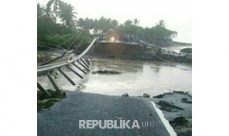 Jalanan terputus diterjang banjir (ilustrasi) 