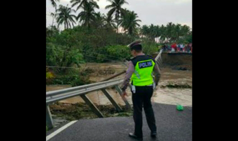 Jalan lintas barat (Jalinbar) di Kampung Mandiri Sejatin KM 20, Kecamatan Krui Selatan, Kabupaten Pesisir Barat (Pesibar), Lampung, terputus akibat terjangan air hujan, beberapa waktu lalu.