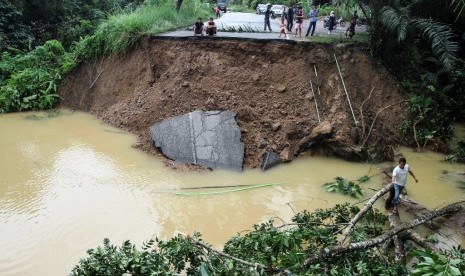 Jalan lintas Sumbar - Riau yang terputus akibat banjir (ilustrasi).