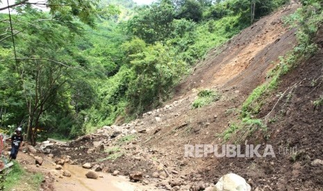 Pemerintah Kabupaten (Pemkab) Bekasi, Jawa Barat, mengevakuasi warga untuk mencegah potensi terdampak longsor Sungai Cipamingkis di Kampung Cigoong RT 03 RW 01, Desa Sirnajati Kecamatan Cibarusah. 