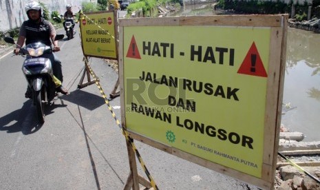 Jalan longsor  (ilustrasi). Jalan nasional Yogyakarta-Semarang tertutup material longsor di Dusun Demangan, Desa Pingit, Pringsurat, Kabupaten Temanggung, akibat tebing di pinggir jalan tersebut longsor.