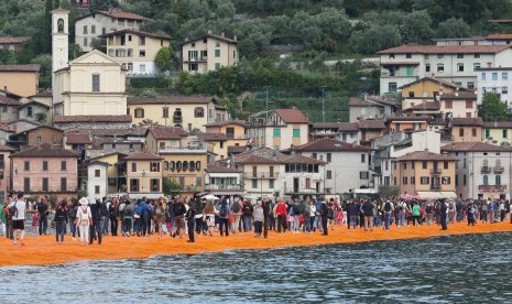 Jalan mengambang buatan seniman Christo dipadati pengunjung yang ingin merasakan sensasi melangkah di atas air di Danau Iseo, Italia.