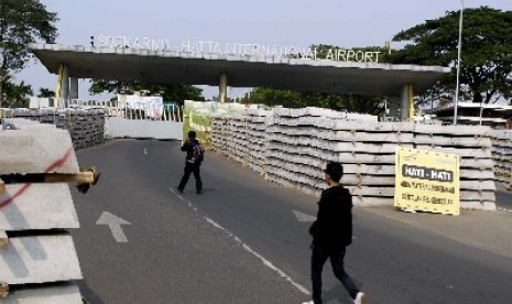 Jalan menuju Bandara Soekarno Hatta, Tangerang, Selasa (7/10), ditutup untuk digunakan pembangunan jalur kereta api. 