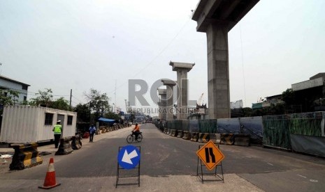  Jalan menuju pintu masuk Jakarta International Container Terminal (JICT) terlihat lengang saat aksi unjuk rasa buruh di Pelabuhan Tanjung Priok,Jakarta,Rabu (3/10). (Wihdan Hidayat/Republika)