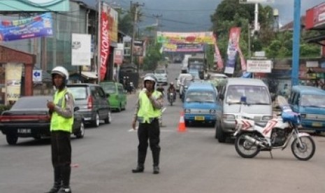 Polisi mengatur arus lalu lintas menuju Puncak, Bogor, Jawa Barat