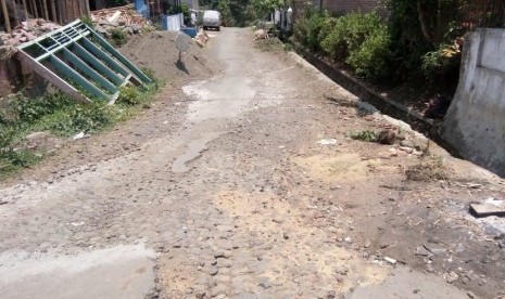 Jalan penghubung dua kampung di Kelurahan Cemorokandang, Kecamatan Kedungkandang, Kota Malang mengalami kerusakan parah. 