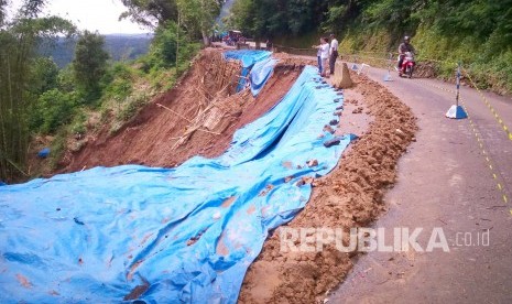 Jalan penghubung Kabupaten Majalengka dengan Kuningan (Ilustrasi)