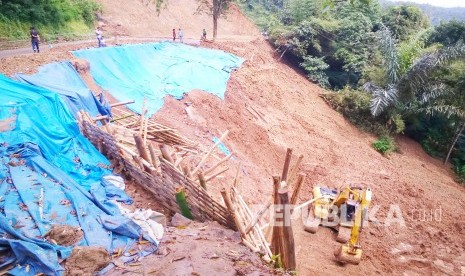 Jalan penghubung Kabupaten Majalengka dengan Kuningan di Blok Cipadung, Kecamatan Cikijing, Kabupaten Majalengka longsor (Ilustrasi)