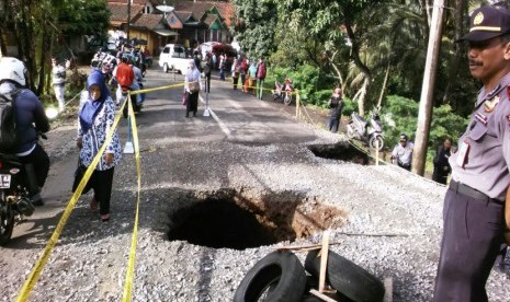 Jalan penghubung tiga kabupaten, yakni kabupaten majalengka, kuningan dan ciamis, ambles di desa wanahayu, kecamatan maja, kabupaten majalengka, ahad (22/1) sekitar pukul 23.15 wib. Arus kendaraan terpaksa ditutup dan dialihkan. 