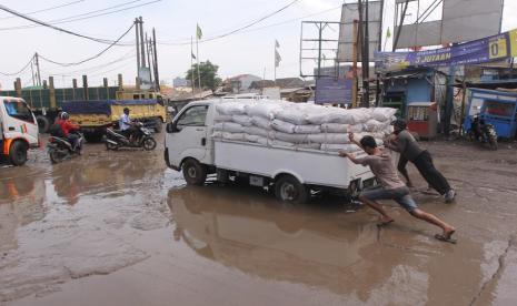 Jalan Perancis yang membentang di wilayah Kota Tangerang dan Kabupaten Tangerang, Banten, mengalami kerusakan.