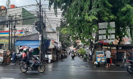 Jalan Petamburan III, akses masuk menujuk kediaman Habib Rizieq Shihab (HRS), tampak tanpa penjagaan laskar, pada Kamis (10/12) sore. Suasana itu sangat kontras jika dibandingkan saat penyidik melayangkan surat pemanggilan terhadap HRS beberapa waktu lalu di mana puluhan laskar memblokade jalan tersebut. Padahal, Polda Metro Jaya, pada Kamis siang, telah menetapkan HRS sebagai tersangka dan akan segera menangkap pemimpin FPI itu. 