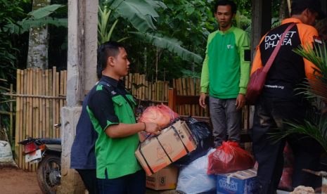 Jalan putus akibat longsor di Desa Cisarua, Bogor sempat menyulitkan tim LKC Dompet Dhuafa menyalurkan bantuan dan mengakses wilayah terdampak longsor.