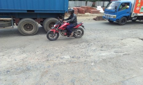 Jalan Raya Bekasi arah Pulogadung, Jakarta Timur kondisinya rusak berat. Jalan tersebut sering dilewati truk besar dan ada pembangunan jalan tol()