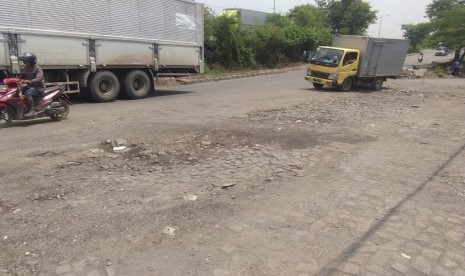 Jalan raya Cakung-Cilincing, Jakarta Utara kondisinya rusak berat. Sudin BIna Marga Jakarta Utara mempercepat perbaikan jalan rusak di Kelapa Gading