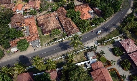 Jalan raya di kawasan Anyer, Banten difoto dari atas mercu suar.