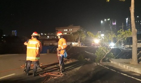 Jalan Raya Gubeng, Surabaya, ambles pada Selasa (18/12) malam.