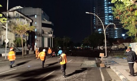 Jalan Raya Gubeng, Surabaya, ambles pada Selasa (18/12) malam.