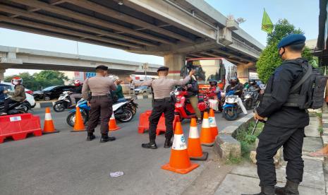 Arus lalu lintas di Jalan Raya Kalimalang, tepatnya di Sumber Artha yang merupakan pos penyekatan untuk kendaraan yang melintas dari arah Jakarta menuju Bekasi, terpantau macet. Pengamatan di lokasi, pada pukul 09.00 WIB antrean kendaraan mencapai sekitar satu kilometer menjelang pos penyekatan. (Foto ilustrasi Jalan Raya Kalimalang)