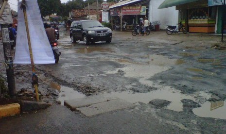 Jalan Raya Letda Natsir Cikeas, Gunung Putri, Bogor, yang rusak parah.