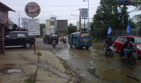 Jalan Raya Letda Natsir Cikeas, Gunung Putri, Bogor, yang rusak berat, Rabu (20/2). Musim hujan membuat kerusakan jalan yang terletak di depan Puri Cikeas, kediaman Presiden SBY, tersebut bertambah parah.