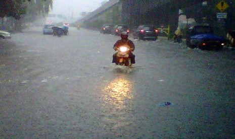 Jalan Raya Letjen Soeprapto, Senen, Jakarta Pusat, menuju Senen terendam banjir dengan tinggi sekitar 50 sentimeter atau betis orang dewasa, Kamis (17/1).