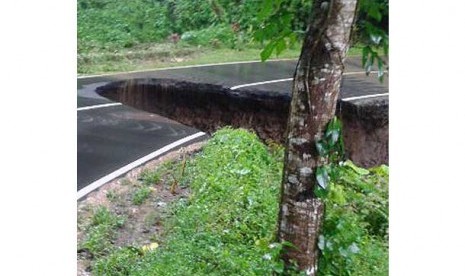 Jalan raya Manado Tomohon terputus.