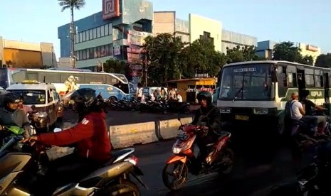 Jalan Raya Pasar Minggu yang hampir setiap waktu macet lantaran banyak pengendara motor yang melawan arus.