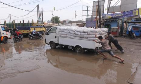 Jalan Raya Perancis yang terletak di antara Kota Tangerang dan Kabupaten Tangerang rusak parah, Warga mengeluhkan kerusakan jalan yang telah berlangsung lama ini.