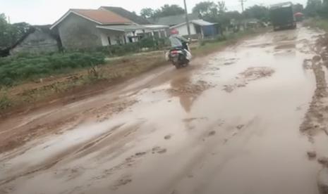 Jalan Ruas Rumbia, Lampung, viral pada Februari 2023 lalu. Presiden Jokowi pada pekan ini direncanakan akan meninjau langsung jalan-jalan rusak di Provinsi Lampung. (ilustrasi)