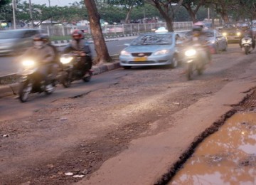 Jalan rusak akibat hujan dan proyek gorong-gorong di Jalan Sudirman