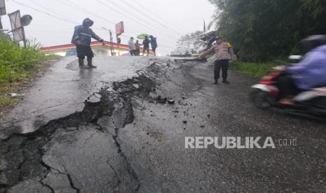 Jalan rusak akibat longsor terjadi di Kabupaten Sukabumi