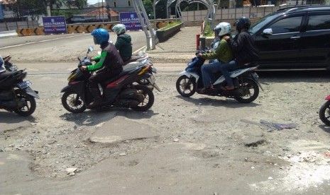 Jalan Rusak dan berlubang di Depan Kemala Lagoon Kalimalang, Kota Bekasi, Kamis (25/4).