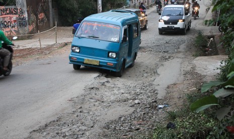  Jalan rusak dan berlubang di Jalan Raya Pengasinan Sawangan Depok, Ahad (2/11).  (foto: MgROL30 )