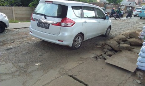 Jalan rusak dan berlubang di Tol Becakayu