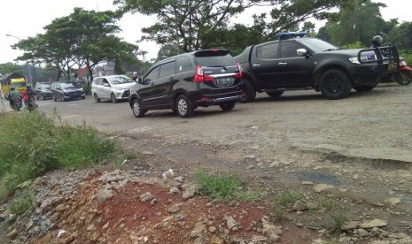 Jalan rusak di Jalan Raya Inspeksi Kalimalang, Kabupaten Bekasi, Rabu (10/4).