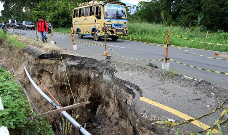 Jalan rusak. Ilustrasi. Pemprov Sumut anggarkan Rp 2,7 triliun untuk memperbaiki 450 kilometer jalan rusak.