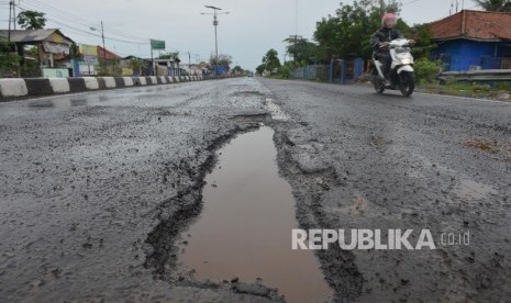  4,1 KM Jalan Rusak Milik AP II . Foto:  Jalan Rusak (Ilustrasi)