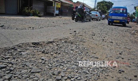 (ILUSTRASI) Jalan yang kondisinya rusak.