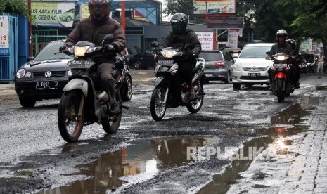 Jalan rusak di Surabaya akibat tergenang hujan (Ilustrasi)