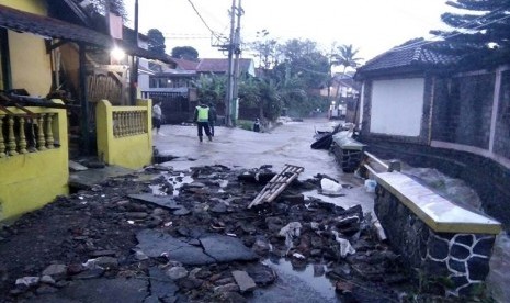 Jalan rusak di Garut. Wabup Garut minta maaf karena masih banyak jalan yang rusak.