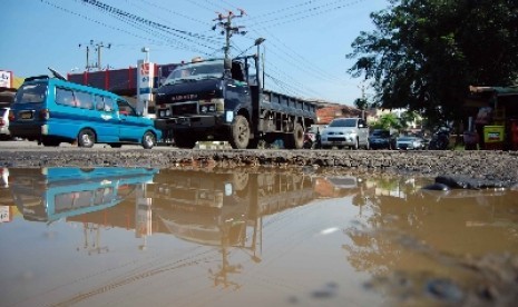 Pemkot Tangerang tak Bisa Perbaiki Jalan yang Bukan Asetnya. Foto: Jalan rusak parah (ilustrasi).