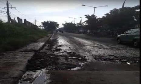 Jalan rusak yang membahayakan di Jalan Terusan I Gusti Ngurah Rai, Bekasi